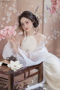 Pure Elegance: The Ethereal Beauty of Silk and Tradition-3