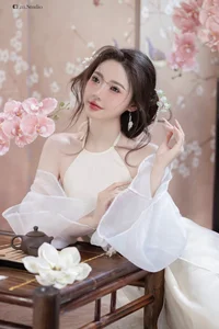 Pure Elegance: The Ethereal Beauty of Silk and Tradition-10