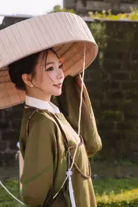 Timeless Vietnamese Charm: Elegant Girl in Traditional Attire and Nón Quai Thao-2