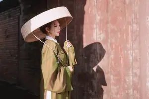 Timeless Vietnamese Charm: Elegant Girl in Traditional Attire and Nón Quai Thao-3