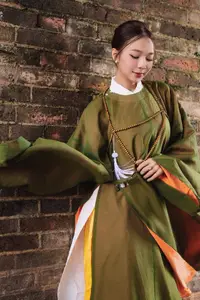 Timeless Vietnamese Charm: Elegant Girl in Traditional Attire and Nón Quai Thao-7