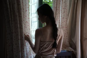 Cinematic Indoor Portraits: The Art of Stillness and Soft Light with Model Tree-6