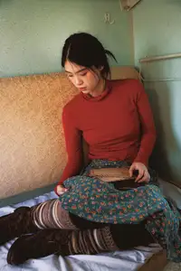 YiTuYu Vol.8622 He Zi: A Muse Bathed in Dreamy Golden Light-31