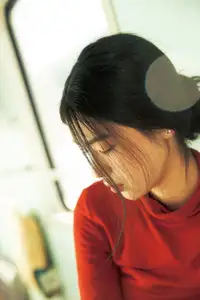 YiTuYu Vol.8622 He Zi: A Muse Bathed in Dreamy Golden Light-3