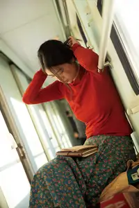 YiTuYu Vol.8622 He Zi: A Muse Bathed in Dreamy Golden Light-23