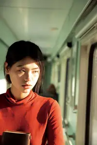 YiTuYu Vol.8622 He Zi: A Muse Bathed in Dreamy Golden Light-12