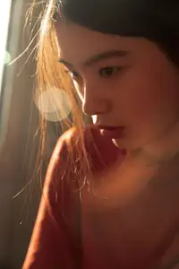 YiTuYu Vol.8622 He Zi: A Muse Bathed in Dreamy Golden Light-4