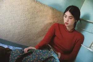 YiTuYu Vol.8622 He Zi: A Muse Bathed in Dreamy Golden Light-13