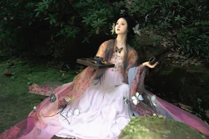 Elegant Portrait Photography: Art Language Vol.9382 Featuring Zhi Chun He – Artistic Fashion Inspiration and High-Resolution Aesthetics for Minimalist Style Lovers-8