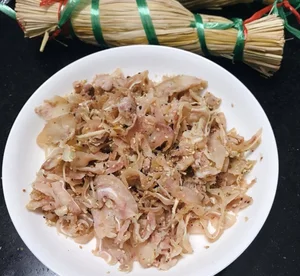 Discovering Tré: The Unique Vietnamese Fermented Pork Specialty Wrapped in Traditional Rice Straw Bundles from Gia Lai-4