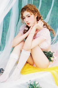 Serene Garden Portraits: Yu Han Relaxes Under Floral Vines in YiTuYu Art Language Vol.9129 Photography Collection-0