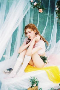 Serene Garden Portraits: Yu Han Relaxes Under Floral Vines in YiTuYu Art Language Vol.9129 Photography Collection-12