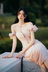 Discover the Allure: Elegant Girl in Pink Dress Exudes Grace and Charm 1000019670-4