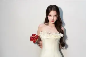 Baifern Pimchanok: Thai "Jade Girl" Stuns in Unique Mushroom-Inspired Gown, Setting New Fashion Trends-7