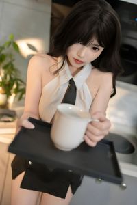 Coser Bangni: Alluring Office Lady Cosplay - Stunning Transformation-3