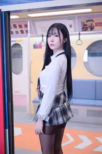 Bomi: Schoolgirl Uniform In The Subway Part01 (52P) – Elegant Beauty In The City-3