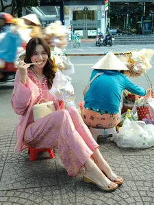 Tú Hảo radiates effortless charm while enjoying authentic local street food-2