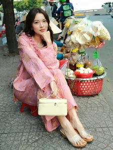 Tú Hảo radiates effortless charm while enjoying authentic local street food-8