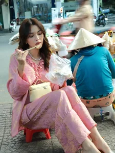 Tú Hảo radiates effortless charm while enjoying authentic local street food-5