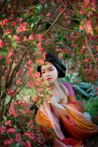 Ling Ji Chu De Mi Tuan Vol.8770 Captivating East Asian Grace Amidst Vibrant Blossoms YiTuYu-11