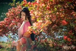 Ling Ji Chu De Mi Tuan Vol.8770 Captivating East Asian Grace Amidst Vibrant Blossoms YiTuYu-6