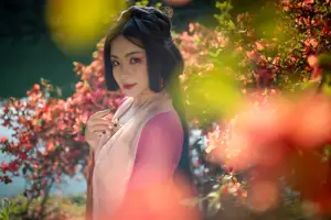 Ling Ji Chu De Mi Tuan Vol.8770 Captivating East Asian Grace Amidst Vibrant Blossoms YiTuYu-0