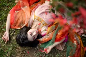 Ling Ji Chu De Mi Tuan Vol.8770 Captivating East Asian Grace Amidst Vibrant Blossoms YiTuYu-9