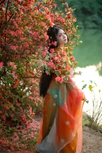 Ling Ji Chu De Mi Tuan Vol.8770 Captivating East Asian Grace Amidst Vibrant Blossoms YiTuYu-10