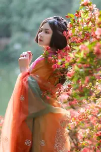 Ling Ji Chu De Mi Tuan Vol.8770 Captivating East Asian Grace Amidst Vibrant Blossoms YiTuYu-12