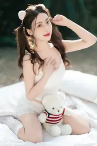 YiTuYu Vol.8613: Yi Bao's Charming Outdoor Relaxation with a Teddy Bear-12