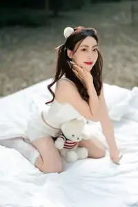 YiTuYu Vol.8613: Yi Bao's Charming Outdoor Relaxation with a Teddy Bear-6