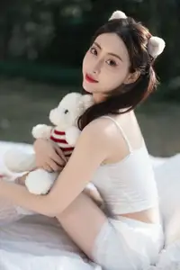 YiTuYu Vol.8613: Yi Bao's Charming Outdoor Relaxation with a Teddy Bear-16