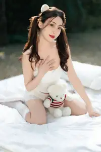 YiTuYu Vol.8613: Yi Bao's Charming Outdoor Relaxation with a Teddy Bear-18