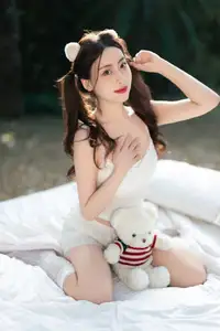 YiTuYu Vol.8613: Yi Bao's Charming Outdoor Relaxation with a Teddy Bear-9