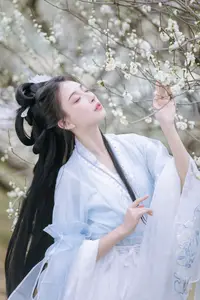 YiTuYu Art Language Vol.8811: Captivating Wu Qiao Bu Cheng Hu in Traditional Elegance Amidst Spring Blossoms-15
