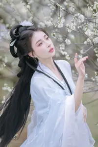 YiTuYu Art Language Vol.8811: Captivating Wu Qiao Bu Cheng Hu in Traditional Elegance Amidst Spring Blossoms-11