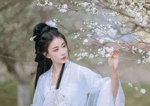 YiTuYu Art Language Vol.8811: Captivating Wu Qiao Bu Cheng Hu in Traditional Elegance Amidst Spring Blossoms-0