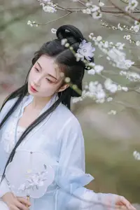 YiTuYu Art Language Vol.8811: Captivating Wu Qiao Bu Cheng Hu in Traditional Elegance Amidst Spring Blossoms-9