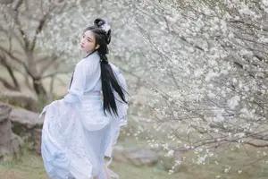 YiTuYu Art Language Vol.8811: Captivating Wu Qiao Bu Cheng Hu in Traditional Elegance Amidst Spring Blossoms-8
