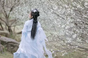 YiTuYu Art Language Vol.8811: Captivating Wu Qiao Bu Cheng Hu in Traditional Elegance Amidst Spring Blossoms-17