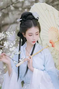 YiTuYu Art Language Vol.8811: Captivating Wu Qiao Bu Cheng Hu in Traditional Elegance Amidst Spring Blossoms-13
