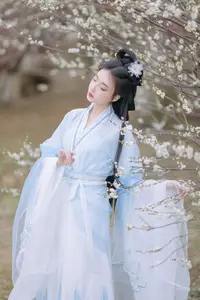 YiTuYu Art Language Vol.8811: Captivating Wu Qiao Bu Cheng Hu in Traditional Elegance Amidst Spring Blossoms-6