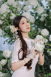 Ethereal Beauty in White Hydrangeas YiTuYu Vol.8965 Hua Zhuang Shi Tian-5