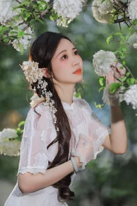 Ethereal Beauty in White Hydrangeas YiTuYu Vol.8965 Hua Zhuang Shi Tian-11