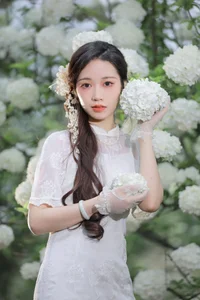 Ethereal Beauty in White Hydrangeas YiTuYu Vol.8965 Hua Zhuang Shi Tian-14