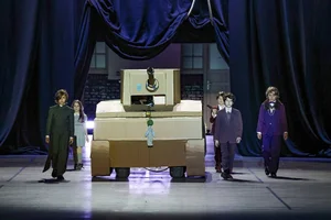 Shocking Fashion 2025: Redefining Runway Aesthetics through Bold Artistic Statements-3