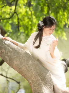 Qiu Qiu: Gentle Grace in Nature - Inspiring YiTuYu Vol.8828 Collection-5