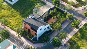 Stunning Tent-Inspired Modern House in Nha Trang: A Tropical Oasis Blending Innovative Architecture with Lush Indoor Gardens and Natural Light-2