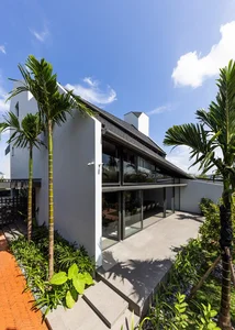 Stunning Tent-Inspired Modern House in Nha Trang: A Tropical Oasis Blending Innovative Architecture with Lush Indoor Gardens and Natural Light-4
