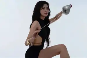 Ngo Thi Huong: Vietnam's Fencing Beauty Queen Radiates with Prestigious Gold Medal-13